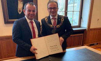Başkan Özcan Neuss Belediyesi Altın Kitabı'nı imzaladı