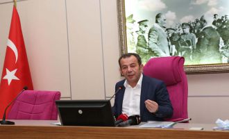 Başkan Özcan; ‘Sayın Aydın, halkın arasında dolaşmıyorsun ki. Sorunları bilmiyorsun ki. Bolu’nun önünü açmak için hiçbir girişimde bulunmuyorsun ki…”