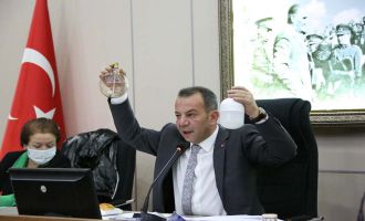 Başkan Özcan son zamlara tepkisini ampül patlatarak gösterdi 