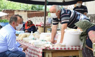 Başkan Özcan Sümer Mahallesi’nde pazar esnafını ziyaret etti
