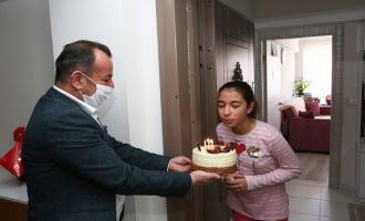 Başkan Özcan’dan 23 Nisan doğumlu iki çocuğa doğum günü sürprizi
