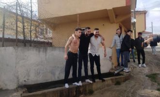 Bayram namazına gelmeyenlere 'sulu' şaka