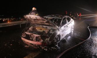 Bayram tatili için memleketlerine giden ailenin aracı TEM’de yandı