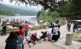 Bayram tatilinde Gölcük Tabiat Parkı’nda insan seli yaşandı