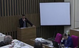 Belediye meclis üyesi kürsüde ağladı