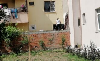 Belediyenin aşçısı apartmanın terasında ölü bulundu