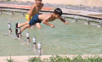 Belediyenin süs havuzu çocukların aquaparkı oldu