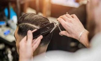 Berberde tartıştığı şahsı makasla yaraladı