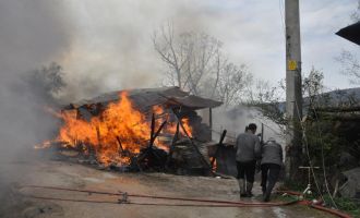 Bir yıllık birikimleri küle döndü: 2 bin adet saman balyası alev alev yandı
