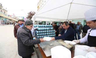 Bolu Belediyesi 5 bin kişiye kandil pilavı dağıttı……
