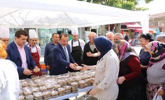 Bolu Belediyesi’nden 10 bin kişiye aşure ikramı