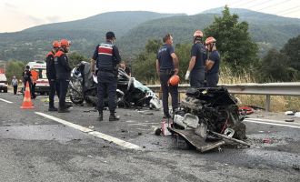 Bolu D-100'de iki otomobil kafa kafaya çarpıştı: 1 ölü, 2 yaralı