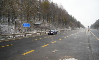 Bolu Dağı geçişinde aralıklarla kar yağışı etkili oluyor........