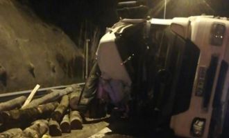 Bolu Dağı Tüneli’nde tomruk yüklü kamyon devrildi