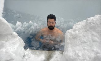 Bolu Dağı’nda eksi 10 derecede buz tutan havuza girdi.....