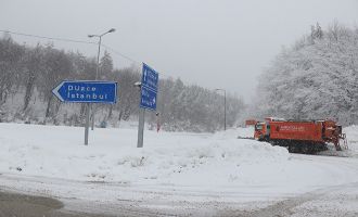 Bolu Dağı’nda kar yağışı sürücülere zor anlar yaşatıyor