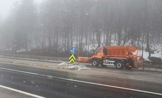 Bolu Dağı’nda kar yağışı ve sis etkisini sürdürüyor