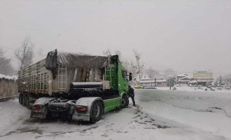 Bolu Dağı’nda makaslayan tır yolu trafiğe kapattı