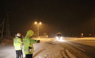 Bolu Dağı’nda yoğun kar nedeniyle tır geçişlerine izin verilmiyor
