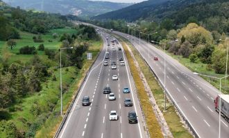 Bolu geçişinde bayram tatilinin ilk günü trafik yoğunluğu….