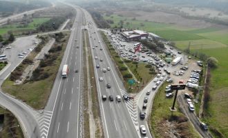Bolu geçişinde bayram trafiği sürüyor........