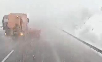 Bolu geçişinde yoğun kar yağışı etkili oldu..