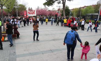 Bolu’da 1 Mayıs halay ve türküler eşliğinde kutlandı