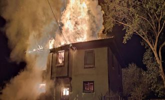 Bolu’da, 2 katlı ahşap ev ve ahır alev alev yandı…..