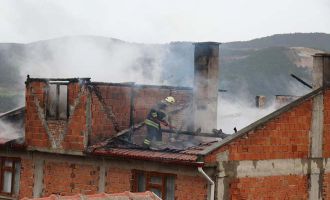 Bolu’da 2 katlı apartmanın çatısı yandı