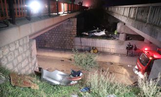Bolu’da 2 otomobil 4 metrelik köprüden aşağı uçtu: 3 yaralı