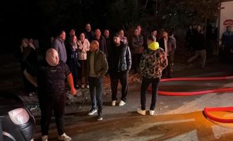 Bolu'da 3 katlı evin çatısı alev alev yandı: Mahalleli sokağa döküldü
