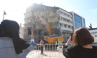 Bolu’da, 60 yıllık otelin yıkılışı büyük ilgi gördü