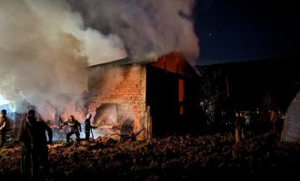 Bolu’da ahır ve samanlık alev alev yandı....