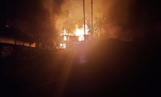 Bolu’da ahşap ev alev alev yandı….