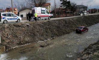 Bolu’da, alkollü sürücü otomobille dereye uçtu