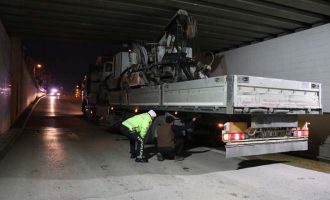 Bolu’da alt geçide sıkışan tır lastiklerinin havası indirilerek kurtarıldı