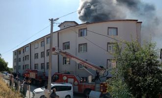 Bolu'da apartmanın çatı katı alev alev yandı.....