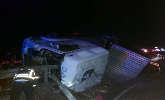 Bolu’da bariyerlere çarpan balık yüklü tır devrildi: 1 yaralı