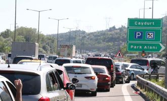 Bolu’da, bayram trafiğine takılan tatilciler dinlenme tesislerine akın etti