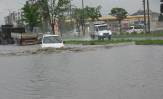 Bolu’da bazı cadde ve sokaklar göle döndü