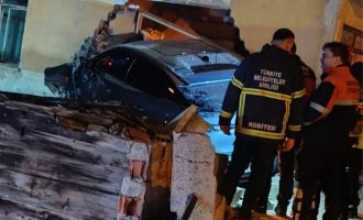 Bolu'da bina duvarına çarpan otomobilin sürücüsü yaralandı...