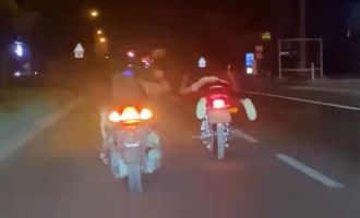 Bolu’da D-100’de motosikletin üstünde yatarak tehlikeli yolculuk yapanlar kamerada