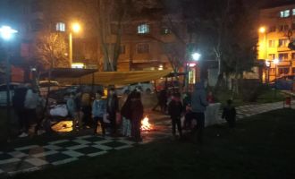 Bolu'da depremi yaşayan vatandaşlar evlerine girmeye korkuyor............