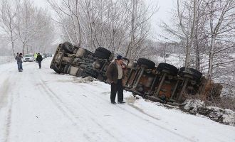 Bolu’da devrilen kamyonun sürücüsünü itfaiye kurtardı