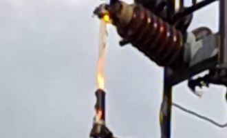 Bolu’da elektrik direğine yıldırım düştü