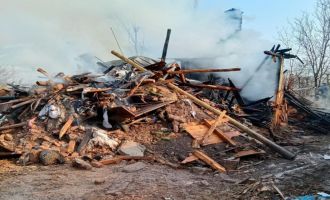 Bolu'da iki katlı ahşap ev ve ahır alev alev yandı........