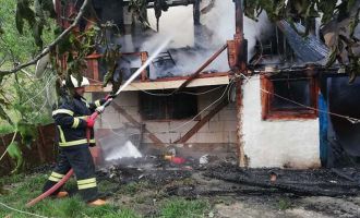 Bolu’da iki katlı ahşap ev yangında kullanılmaz hale geldi