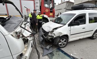 Bolu'da kafa kafaya çarpışan kamyonet ile hafif ticari araçtaki 3 kişi yaralandı