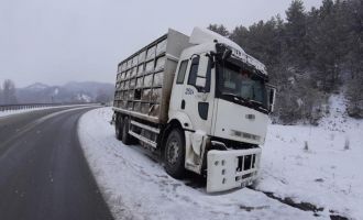 Bolu'da kamyon ile hafif ticari araç çarpıştı: 2 yaralı