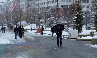 Bolu’da kar fırtınası hayatı olumsuz etkiledi: Vatandaşlar şemsiyeyle dolaştı